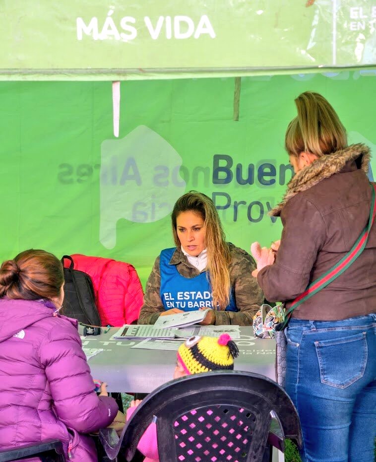 MinDesarrolloBA's tweet photo. Con el #EstadoEnTuBarrio estamos junto a los vecinos.
 
📆 Lunes a viernes 

⏰ 9 a 14 hs.

📍Más de 20 operativos y oficinas para estar más cerca. 

👉 #AUH #DNI #SUBE #TarifaSocial #ANSES

🔍 Más información en https://t.co/FBw83Cp9zK https://t.co/9N6T00PwOM