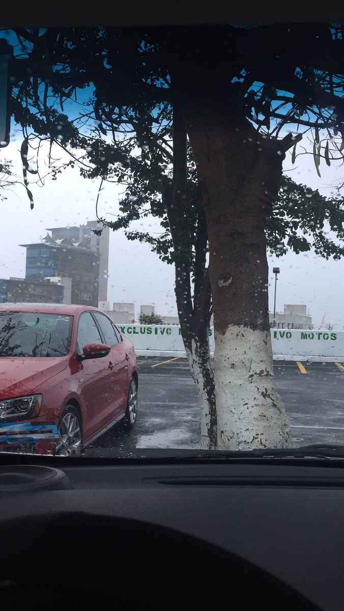 #MartesLluviosoY no quiero salir del carro grrr 🥶