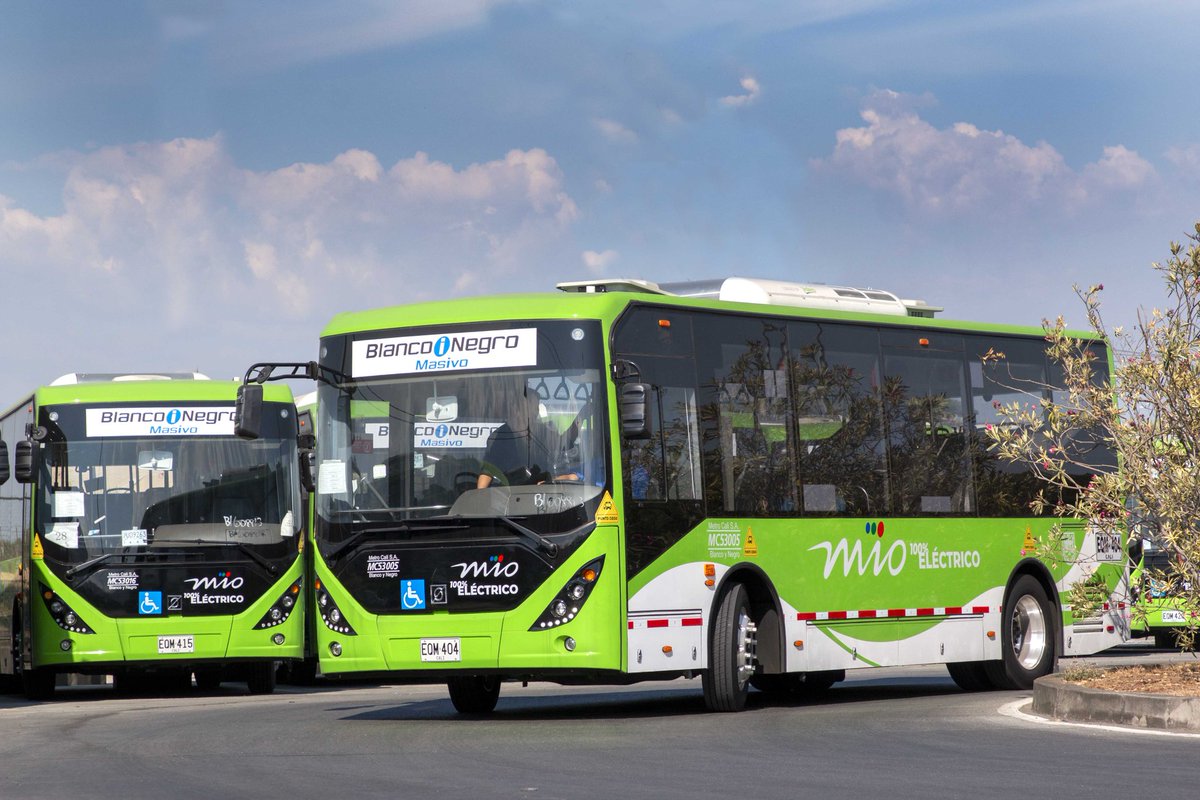 AlcaldiaDeCali's tweet photo. ¡Hoy le damos la bienvenida al futuro sostenible de nuestra ciudad! Los primeros 26 buses de la flota eléctrica más grande de Colombia y la tercera de Latinoamérica ya comienzan a rodar por las calles de Cali.

#MIOEléctrico https://t.co/VlXcEE1MIh
