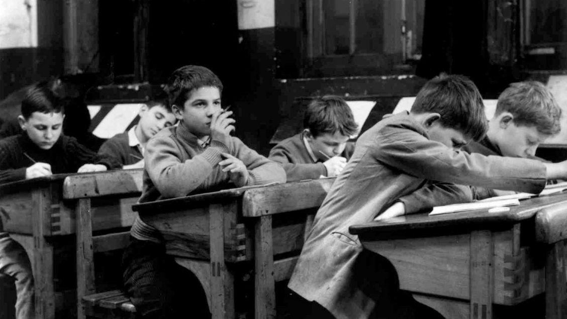 📺 Tras ser marginado por sus padres, un joven estudiante parisino llamado Antoine Doinel escapa de su casa y se refugia en el mundo del crimen. Hoy en #DíasdeCineClásico "Los cuatrocinetos golpes" de François Truffaut
A las 22h en #la2escine #somoscine