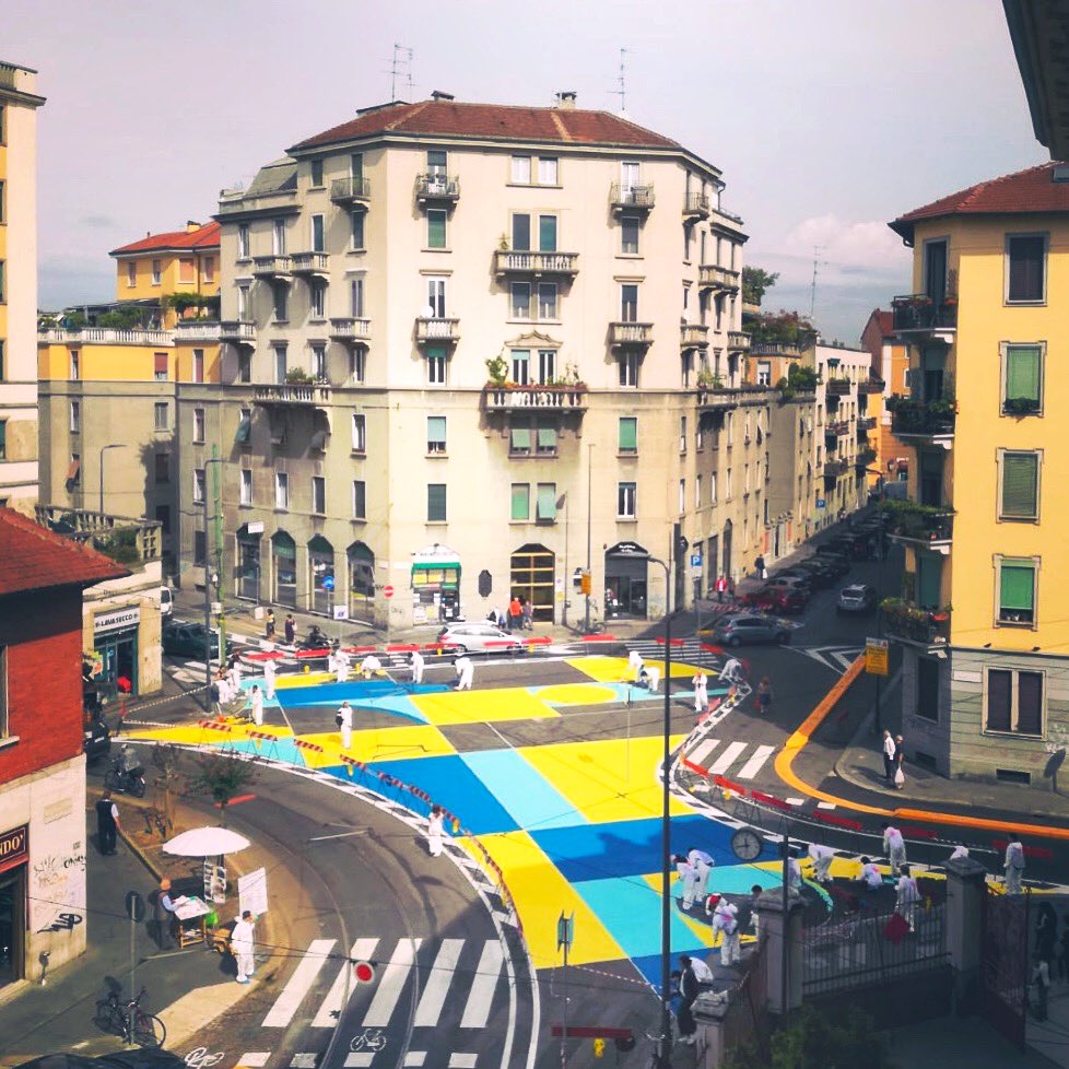 Today in #Milan we have been shaping a new pedestrian plaza in front of a school. 

Is there anything more valuable than educating future citizens that streets are for everyone?

#PiazzeAperte #StreetsForKids #NACTO19