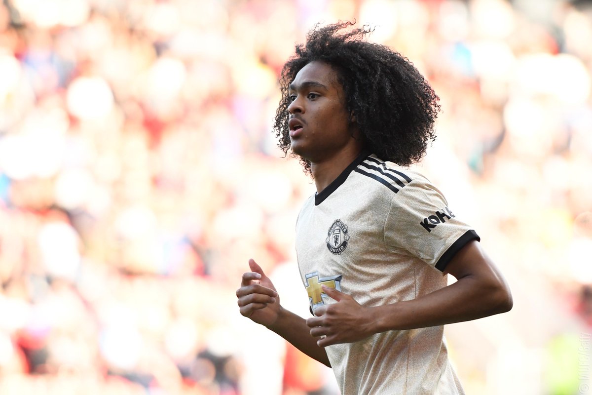 ManUtd's tweet photo. Best of luck to the four first-team Reds who could be involved for their nations this evening...

🇳🇱 U21s v 🇨🇾 U21s (18:00 BST) — @TahithC
🏴󠁧󠁢󠁥󠁮󠁧󠁿 v 🇽🇰 (19:45 BST) — @HarryMaguire93, @MarcusRashford
🇱🇹 v 🇷🇸 (19:45 BST) — @NemanjaMatic https://t.co/pYAJLFzxGC