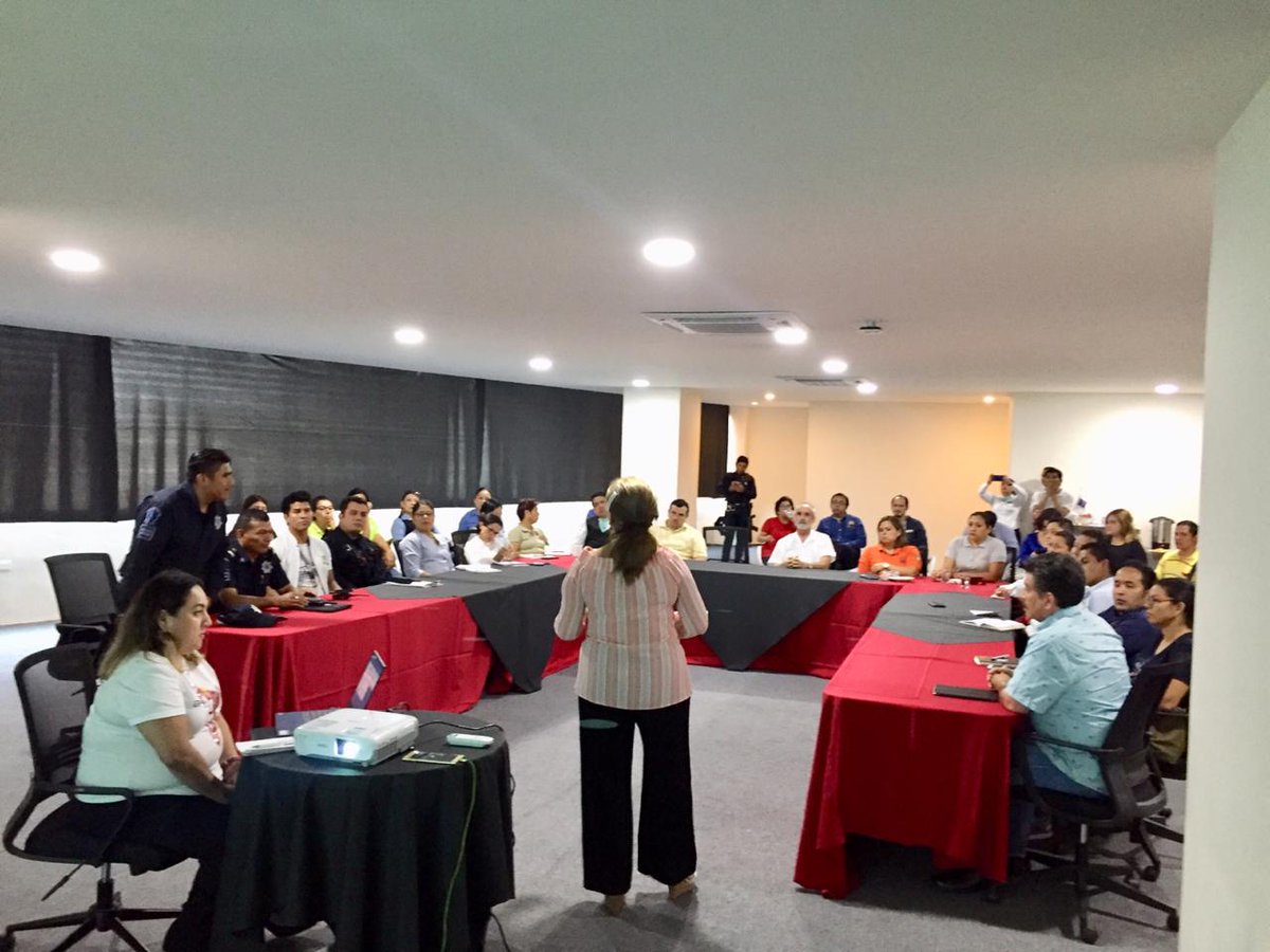 Mesa_Ciudadana's tweet photo. La Coordinación de Cuadrantes @MSJVillahermosa y @SSP  presentaron a la Asociación Mexicana de Hoteles y Moteles de Tabasco, A.C. @AMHMT Asociación Mexicana de Agencias de Viajes @AMAVTabasco y a la @OCVTabasco cómo sumarse a los #Cuadrantes o #VecinoVigilante https://t.co/djG0fvopAo