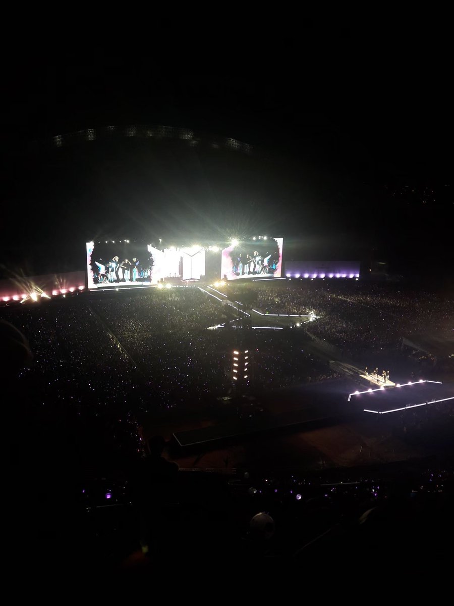 fluffy_jmx's tweet photo. @Nayhrp @BTS_twt คิดถึงเลย😢💕 #LoveYourselfSpeakYourself #TheConcertTour #PCAs @BTS_twt https://t.co/7HX60hlkNV