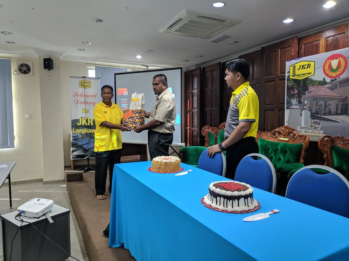 jkr_langkawi's tweet photo. Majlis Perpisahan bersama Persaraan Kakitangan JKR Langkawi, Hayazi Bin Ibrahim &amp; Mazlan Bin Abd Hamid yang telah berkhidmat selama lebih 30 tahun. Terima kasih di atas segala jasa dan budi sepanjang perkhidmatan utk JKR Langkawi. https://t.co/3X4eatjjNN