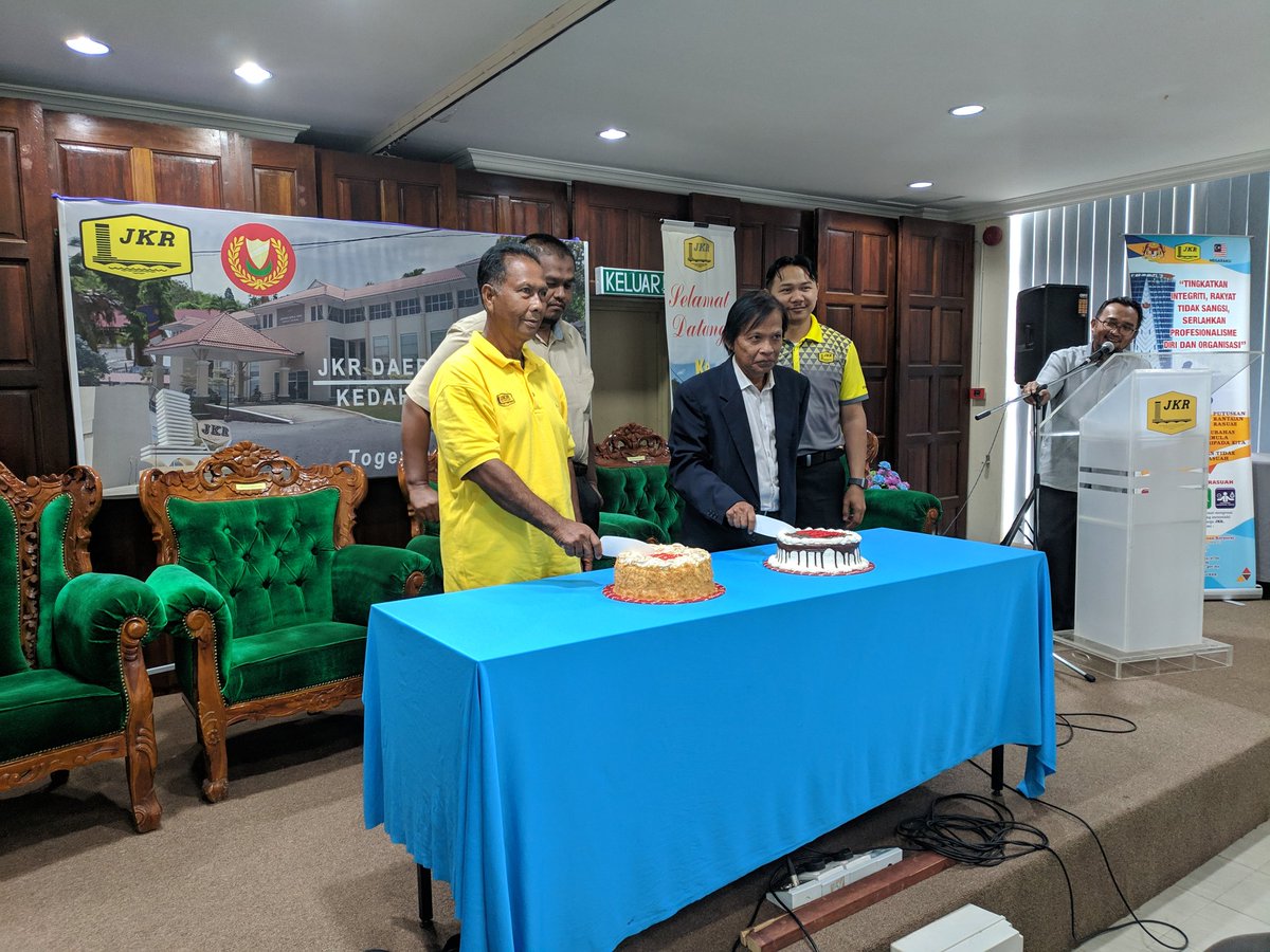 jkr_langkawi's tweet photo. Majlis Perpisahan bersama Persaraan Kakitangan JKR Langkawi, Hayazi Bin Ibrahim &amp; Mazlan Bin Abd Hamid yang telah berkhidmat selama lebih 30 tahun. Terima kasih di atas segala jasa dan budi sepanjang perkhidmatan utk JKR Langkawi. https://t.co/3X4eatjjNN