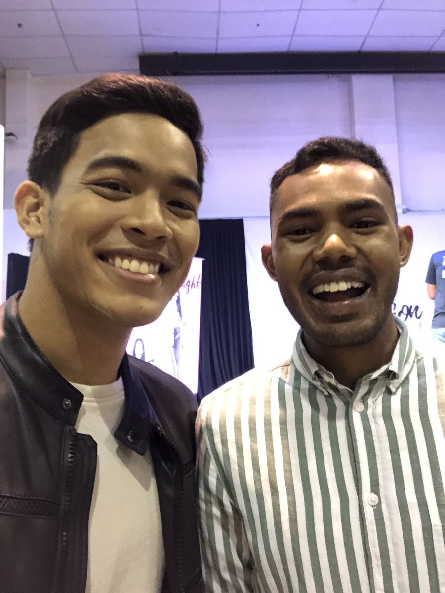 azzamaaziz's tweet photo. Also unexpectedly met this awesome guy. Takkan tak kenal? The guy who gave maya karin tissues last night 😂 @JefriNazri #axf2019 https://t.co/OI0yTDugxy