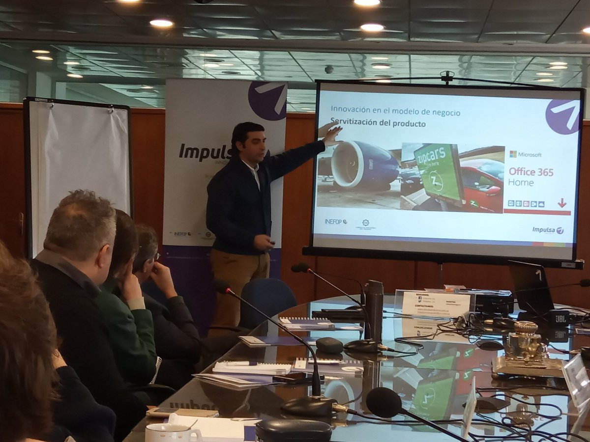 impulsa_ciu's tweet photo. De la mano de @Emprendedurismo el auditorio recorre algunos ejemplos de #Modelosnegocio. #Canvas #innovacion #Industria @INEFOPoficial @camindus https://t.co/FY5gExLgIx
