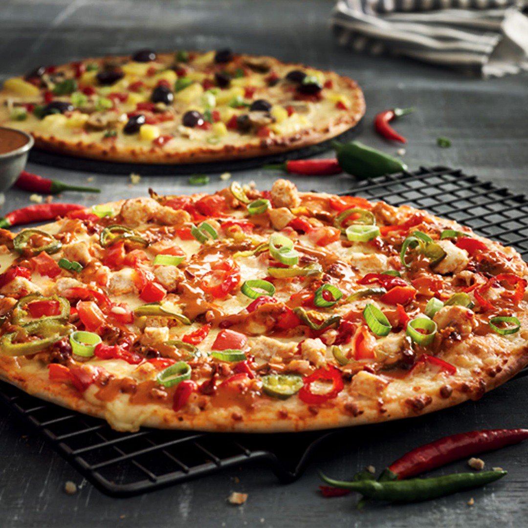 DebonairsUAE's tweet photo. 🍗🔥 Spice up your taste buds with our Fired-Up! Chicken #pizza filled with unique Fired-up! sauce and spicy jalapeño topped with spring onions and tomatoes.#itsouttathisworld! 😎 #TrySomethingAmazing --> https://t.co/LzbjfxaSPG https://t.co/eTBujewDcq