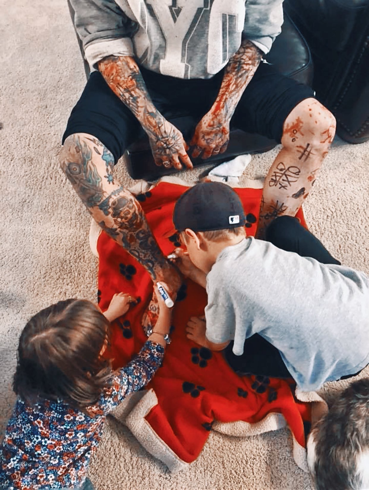 Carrie キャリー 子供はtattooを怖がるので隠す必要があります 私の経験からは日本でもカナダでも 子供達は Tattooを最も受け入れています 質問されたり触られたり 人間の塗り絵 にされることもありますw Tattooが怖いのは 子供ではなく 怖いと