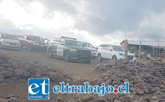 diarioeltrabajo's tweet photo. Presunto suicidio en cerro El Llano:

 Personal de la Brigada de Homicidios de la PDI efectuó las pericias para determinar la causa y data de muerte del joven. https://t.co/Y877x13MS8 https://t.co/gWPyW24O9H