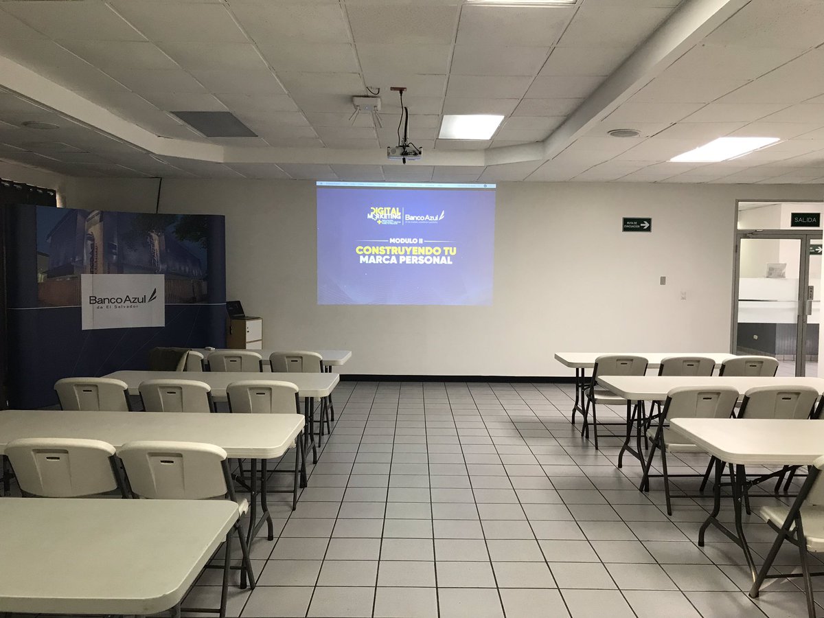 evolveforbusin1's tweet photo. #TodoListo, esta mañana el primer grupo de #EmpresariosLidera de @Banco_Azul aprenderán a desarrollar y gestionar su #MarcaPersonal y potenciarla a través del #MarketingDigital. Curso impartido por @mauaraujoa y @jfrancia01. #FormamosEmpresariosConEspírituAzul #Modulo2 https://t.co/9AvfM9k8eJ