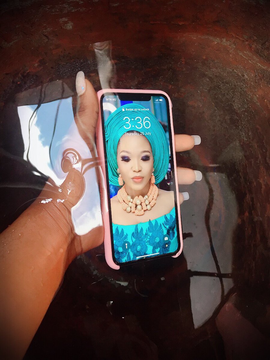 fash_21861's tweet image. iPhone XS Max users gather here... 
 I heard we can put this one inside water. Ok.. where are we gonna put iPhone 11?  Please can I put it inside my soup after cooking so it can add more value to my meal?
#iPhone11 #iPhoneXsMax #iphoneuser
