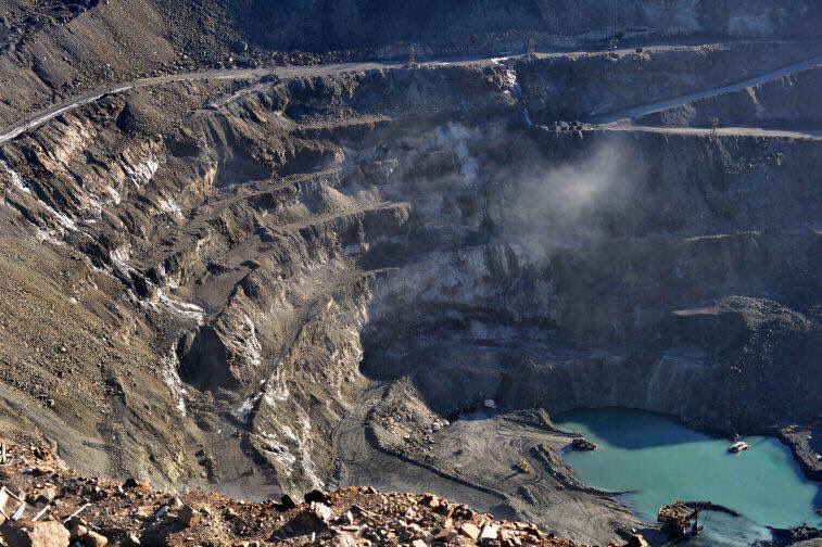 Рудник медвежий ручей норильск. Добыча медно-никелевой руды. Медвежий ручей норильск карьер карьер. Добыча никелевых руд. Добыча никелевых руд.