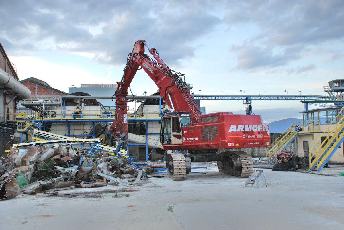 LaBounty's tweet photo. Our MSD 2500R is looking great with our Vimatek pals in Italy. Where are you using #LaBounty this week?
#WheresYourLaBounty? 
#Demolition #Construction #Worksite https://t.co/3MaARI6xTP
