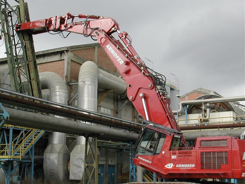LaBounty's tweet photo. Our MSD 2500R is looking great with our Vimatek pals in Italy. Where are you using #LaBounty this week?
#WheresYourLaBounty? 
#Demolition #Construction #Worksite https://t.co/3MaARI6xTP