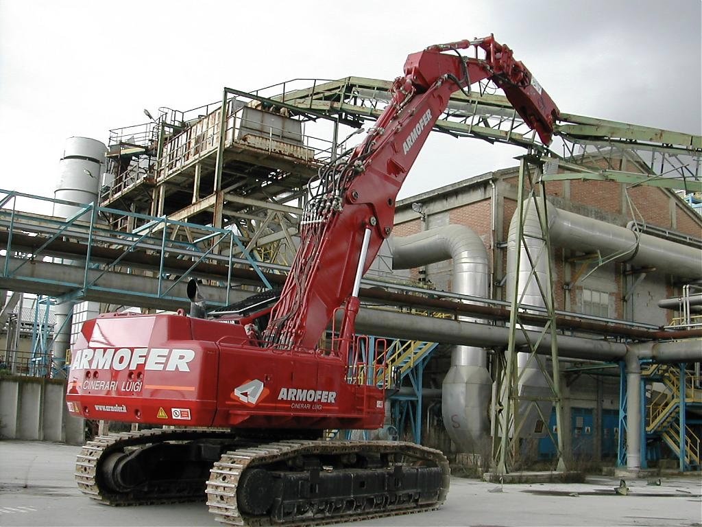 LaBounty's tweet photo. Our MSD 2500R is looking great with our Vimatek pals in Italy. Where are you using #LaBounty this week?
#WheresYourLaBounty? 
#Demolition #Construction #Worksite https://t.co/3MaARI6xTP