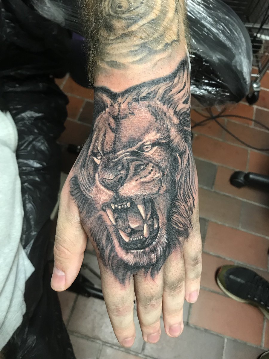 Kivvix1's tweet photo. 3 hours done! #tattoo #Lion https://t.co/7QQJoiKX6k