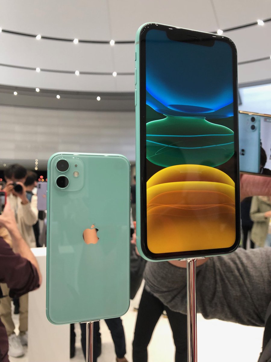 خيط من I Deef iPhone 11 عن قرب باللون السماوي الجديد