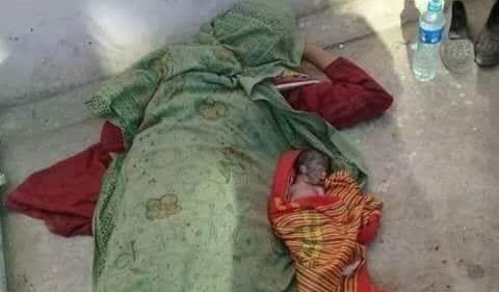 Irumf's tweet photo. A woman delivers her newborn baby at the hospital corridors of the Dera Ghazi Khan, Punjab #Pakistan.Doctors &amp; staff just not bothered.Both mother &amp; child died. While Everyone was watching &amp; making videos.This is the society we have developed.
Tweet to those who are responsible https://t.co/vHKKl0PDvC