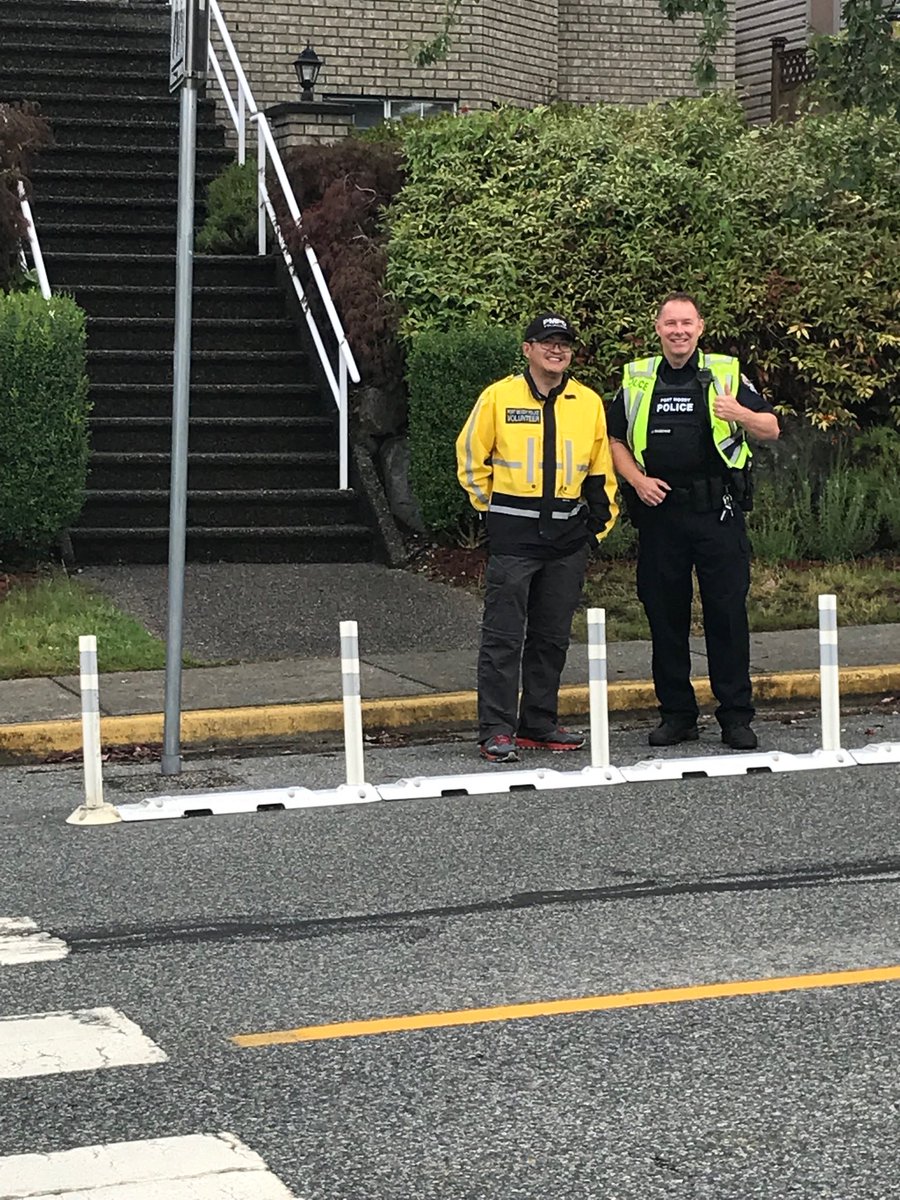 Thank you ⁦<a href="/PortMoodyPD/">Port Moody Police</a>⁩ for helping our students and families stay safe during morning drop-off today!
