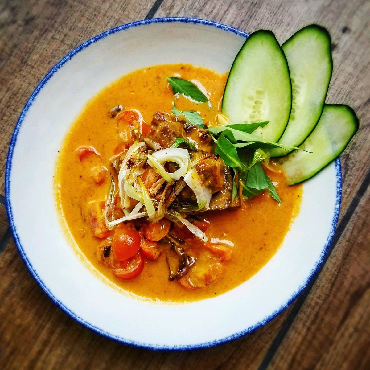 SenKhao_'s tweet photo. And curry lovers, don't forget our dinner special! (limited orders)🌶️😋

🍛RED CURRY BEEF: ginger, scallions, cherry tomatoes, red bell pepper. 😍More yummy details: slow cooked beef brisket, homemade red curry, served w/ coconut sticky rice. #LaoFood #LaoFoodMovement #ChefSeng https://t.co/4yWy661yll