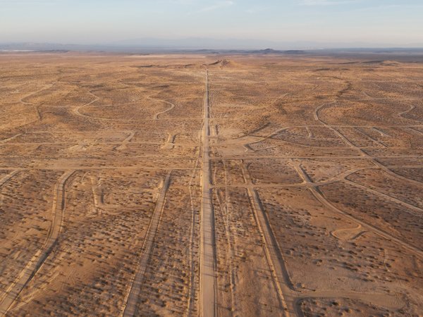  #DimartsUrbans California City. La ciudad que se planificó para 5 millones de habitantes y se quedó en 30000 hectáreas de calles semipavimentadas en medio del desierto de Mojave. No es una ciudad fantasma, es una CIUDAD ABORTADA, y su historia es cojonuda.(Fotos: Chank Kim)