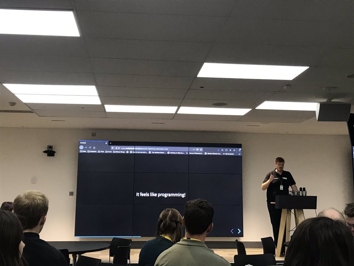 Proper engaging lightening by <a href="/Codesleuth/">Dave　デイブ　✌🏻</a> and even for my non programming mind the similarities between programme and Japanese were described amazingly!! Loving my first <a href="/nottsjs/">NottsJS</a>