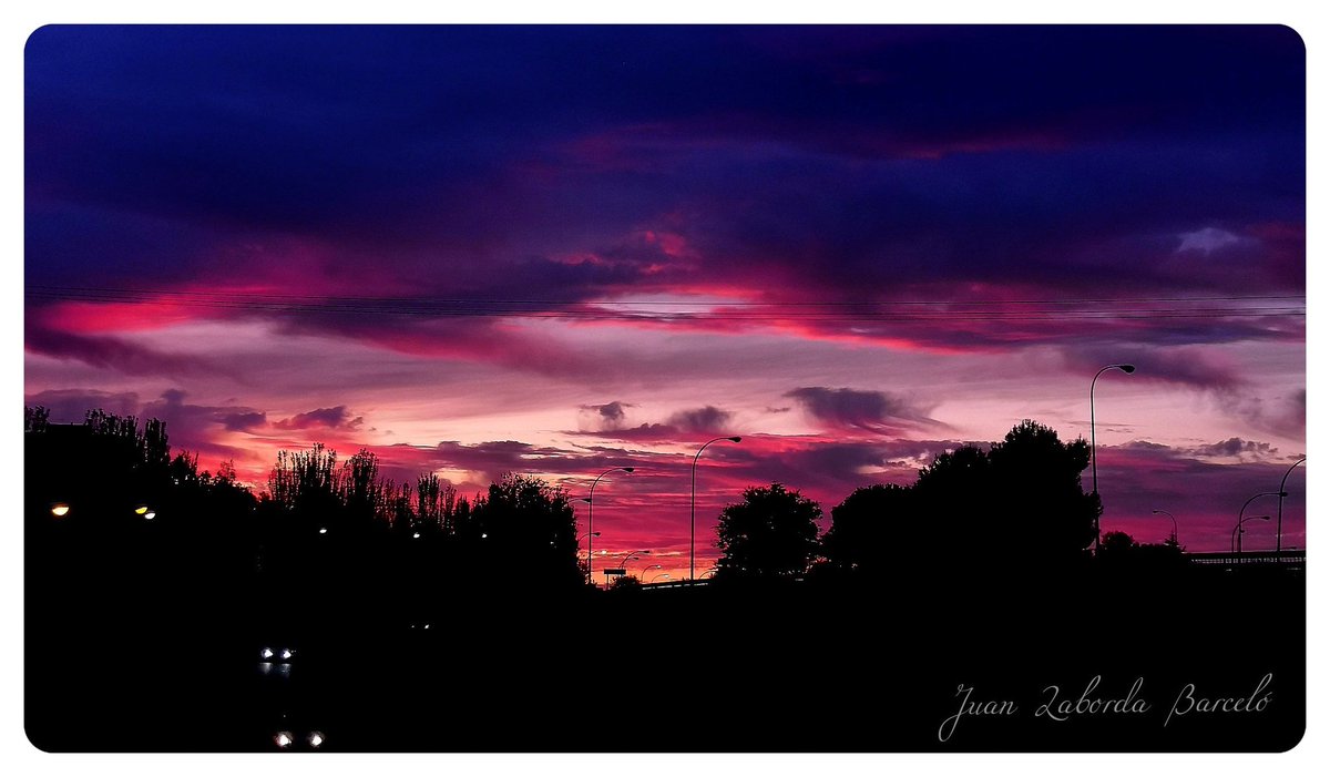 JLabordaBarcelo's tweet photo. Ayer salí a correr y el cielo me regaló una hora violeta que parecía de otro planeta 📸🌆.
#violethour #honor10 #cielosdemadrid #atardecer #Madrid https://t.co/OVy13a16VB