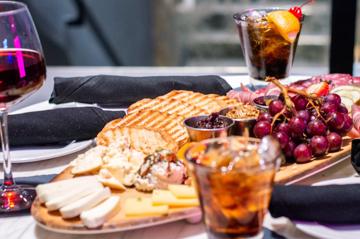 modernround's tweet photo. Tasty Tuesday 😋 Ultimate Cheese &amp; Charcuterie Board. Dry Aged Italian Meats + Gourmet Cheeses + Tuscan Olive Mix + more..... #charcuterieboard #cheese #italianmeats #foodie #gourmet #delicious #redwine #cocktails #shooteatsip 🔫🧀🍷 . https://t.co/Nlga18nEk9