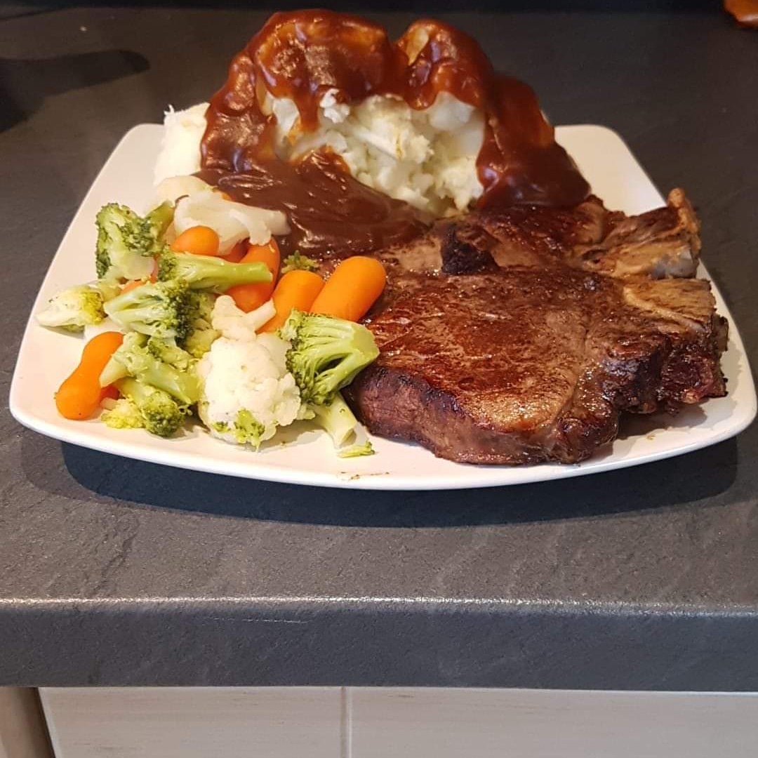 stujak74's tweet image. Not bad, even if I do say so myself. Pan seared T Bone steak with  mashed potatoes, mixed veg and gravy.  #yum #whosaysicantcook