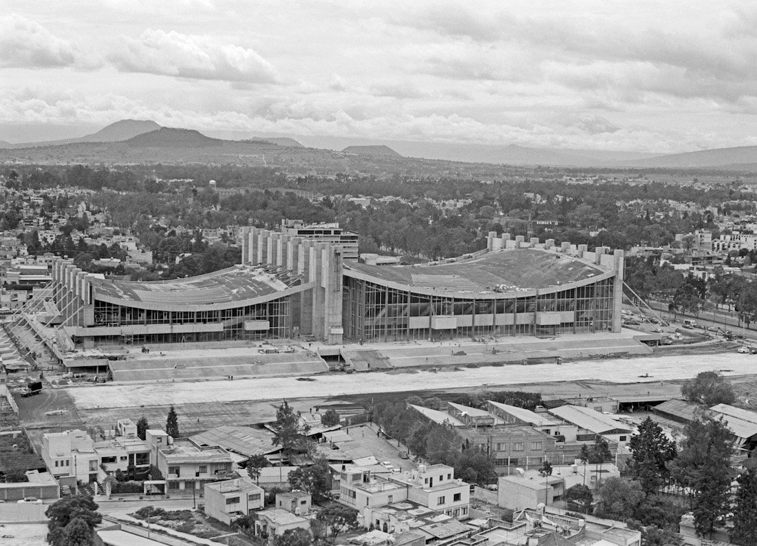 cdmexeneltiempo's tweet image. La Alberca Olímpica "Francisco Márquez", el Gimnasio Olímpico "Juan de la Barrera" y sus alrededores en los meses previos a los Juegos de 1968: bit.ly/2m9ursn