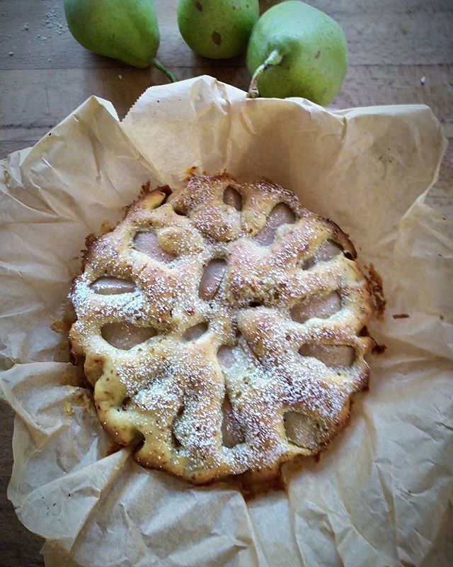 Poi la cuocci,la cocetti,la cuocetti,la cossi🤪Ma come suona brutto,"la cossi", perché è così che si dice o no?🙄Passato remoto del verbo cuocere:io cossi,tu cuocesti,egli cosse,noi cuocemmo e voi?
Insomma cossi la torta di pere e la mangiai pure.Fine.… ift.tt/30av1EJ