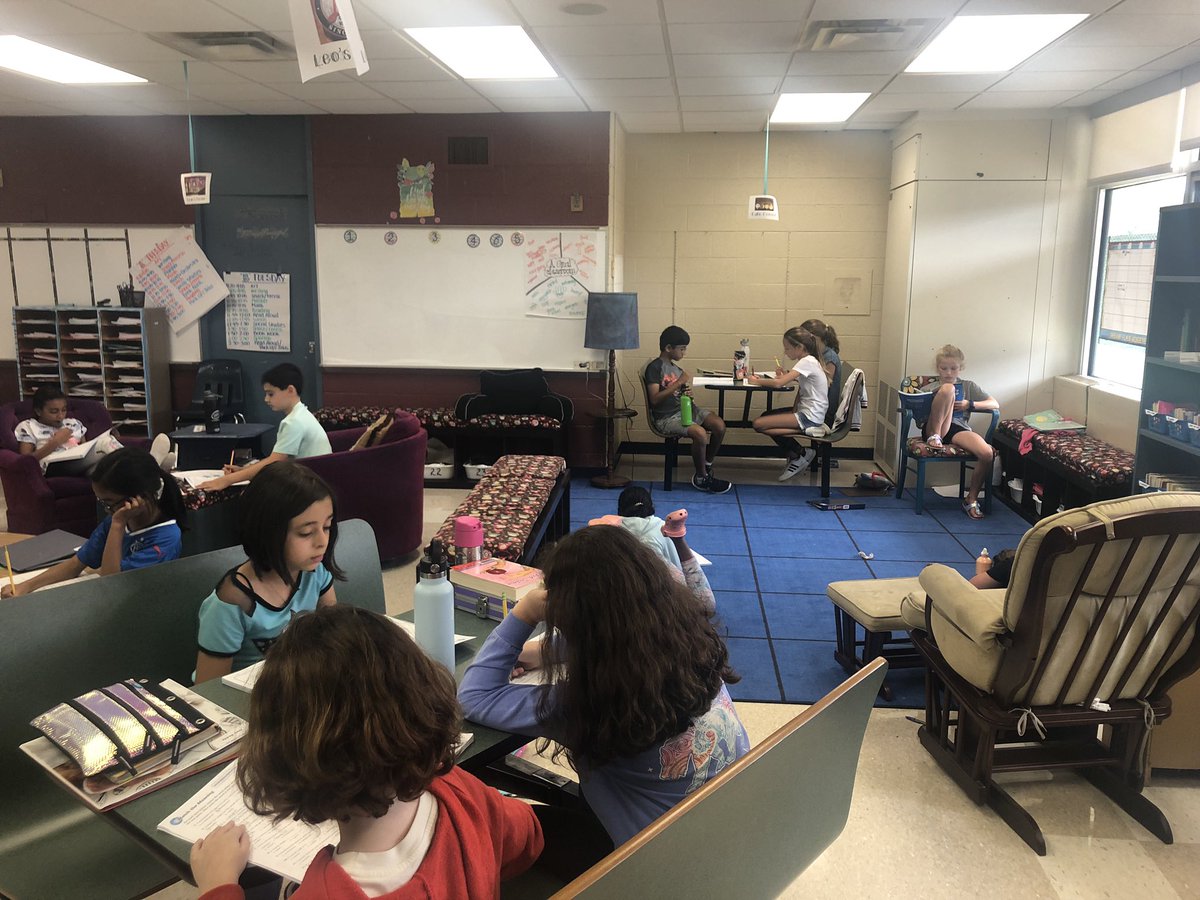 <a href="/BHMSLancers/">BHMS</a> loving flexible seating options in @KEWalkenhorst’s classroom! Leo’s restaurant booths, reading benches, 5 yoga balls, 1 hexagon table, chalk paint table, 4 hightop stools &amp; upholstered chairs. #howdoulearnbest? <a href="/bhschools/">BHSchools</a> <a href="/Renglish71/">Randy English</a> <a href="/HarleenKSingh/">Harleen Singh</a>