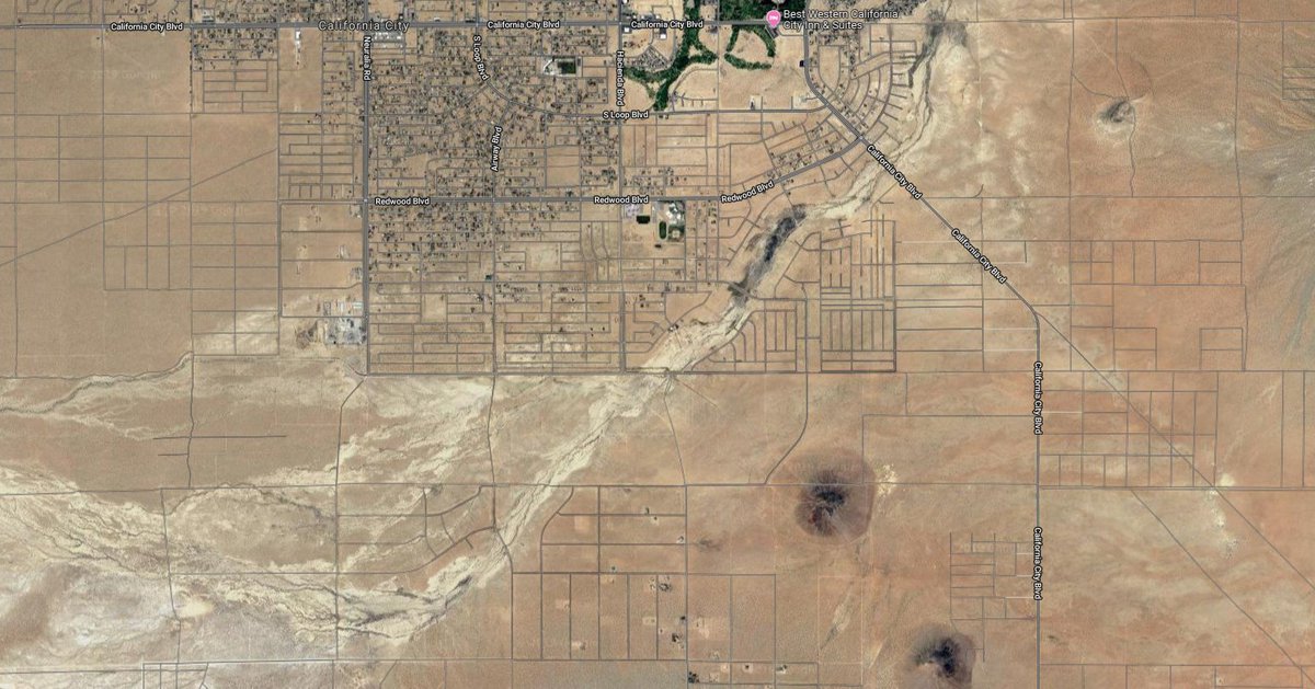 En 1969 apenas vivían mil personas en California City y en 1975 hubo un macrojuicio con los inversores contra los promotores e intervención estatal y la cosa se fue a tomar por culo.Pero las calles de planificaron y se trazaron y se allanaron todas. Todas. TODAS.