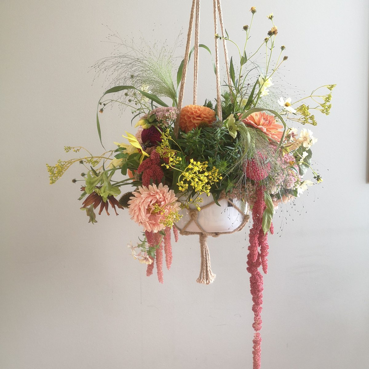 A very crafty #bridetobe wants to incorporate lots of her home made macrame pot holders into the venue. I love the idea and just had a play. What do you think?
#foamfree #britishflowers #nofloralfoam