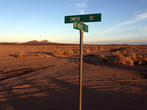 También se puso nombre a todas las calles. De hecho, en estas décadas, la gente iba por el desierto robando las señales indicadoras para quedárselas como suvenirs.
