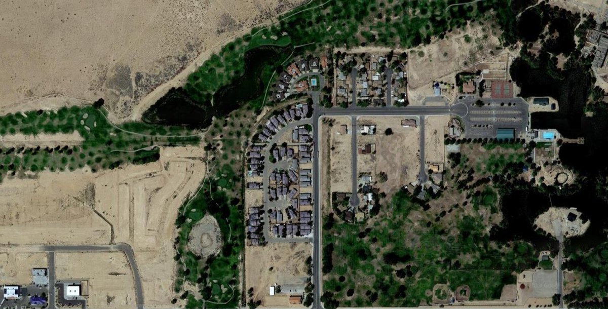 A día de hoy, California City tiene unos 14.000 habitantes más o menos agrupados en torno a una zona central. Con un campo de golf, claro, en medio del desierto porque se ve que no conocían lo que pasó con Polaris World.