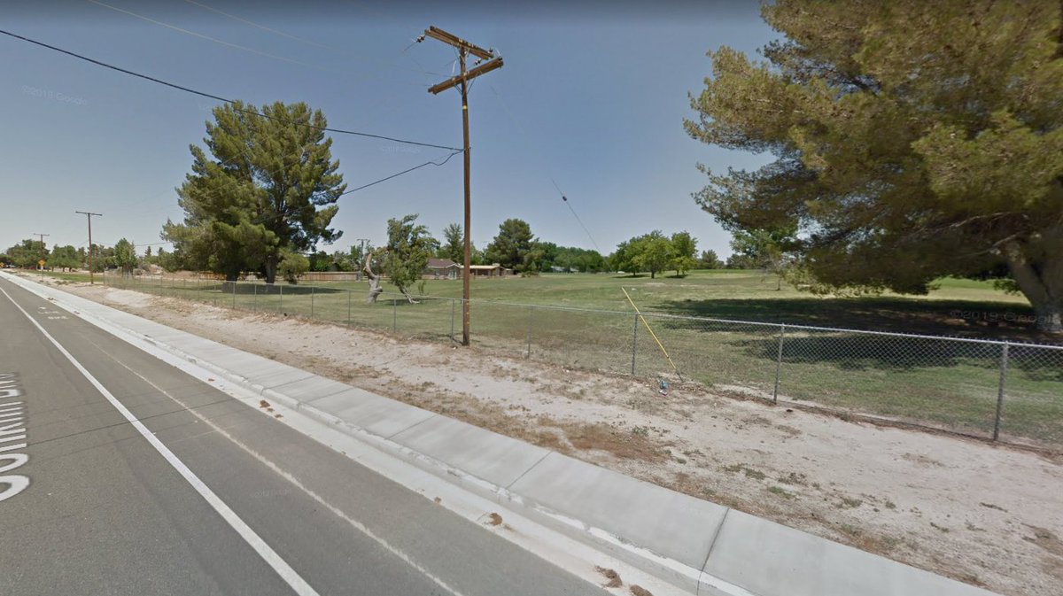 A día de hoy, California City tiene unos 14.000 habitantes más o menos agrupados en torno a una zona central. Con un campo de golf, claro, en medio del desierto porque se ve que no conocían lo que pasó con Polaris World.