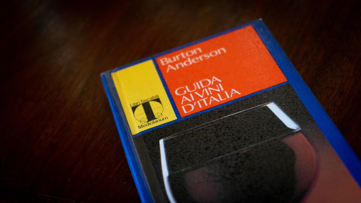 WineNewsIt's tweet image. Pionere del racconto del #vino italiano, scrittore e giornalista, #BurtonAnderson “celebrato” dai #GrandiMarchi, organizzazione #produttori top #Italia. Un onore per WineNews intervistare l’autore #libro “Guida ai Vini d’Italia” che abbiamo letto nel 1982, anno di uscita... (ar)