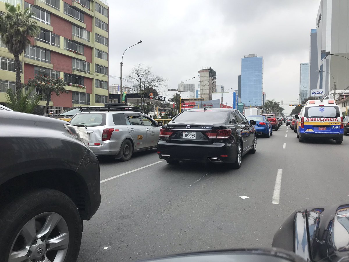GzegarraM's tweet photo. Los autos oficiales están exonerados de cumplir pico y placa? Javier Prado 9y20 AM #QueTalRoncha @JorgeMunozAP https://t.co/kNySq51DLP