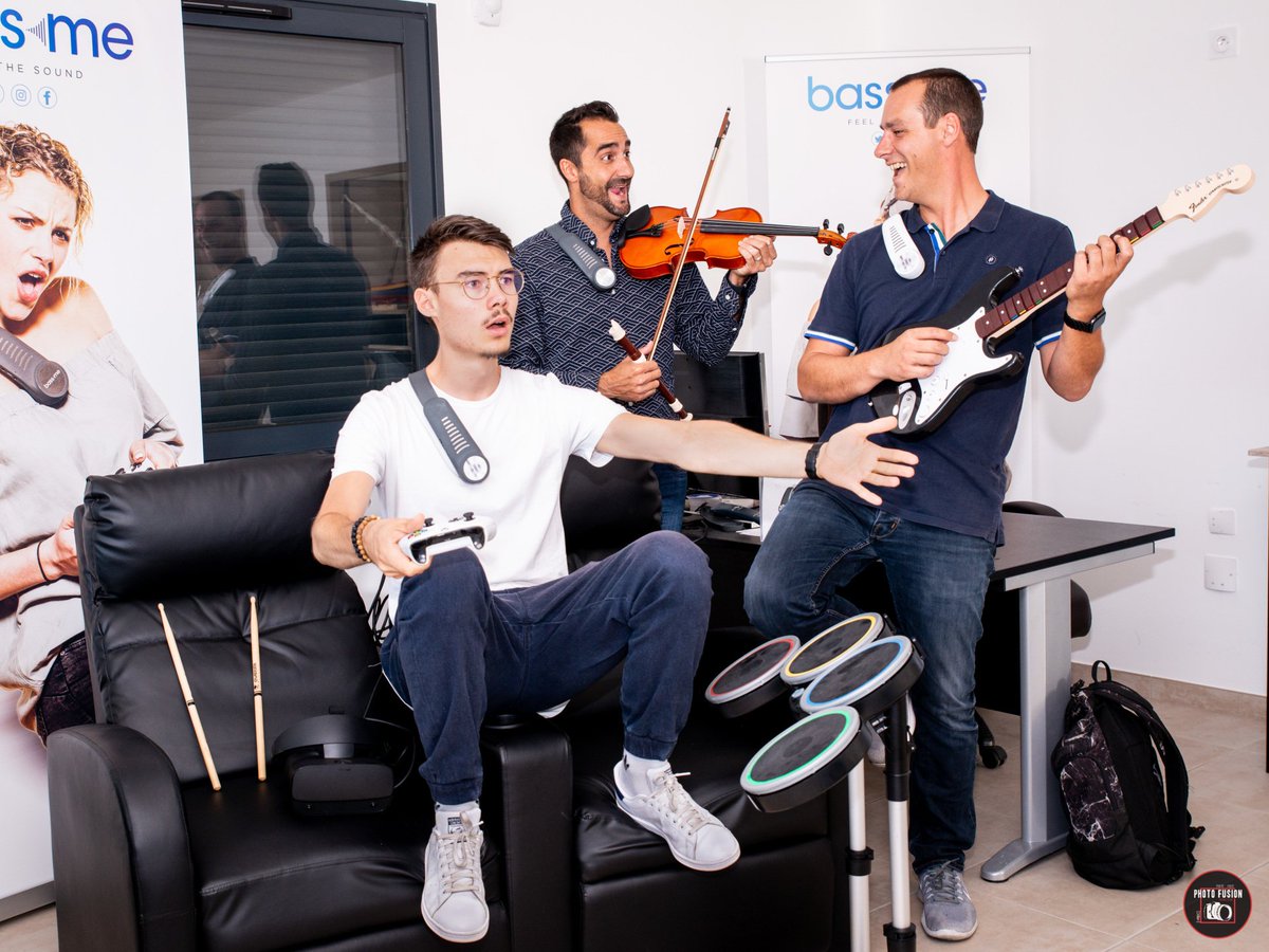 bassme_'s tweet photo. TEAM MUSIQUE OU TEAM JEUX VIDÉOS ?🔥

Notre équipe continue de tester pour vous le @bassme_ …
Chacun avec son instrument et sa folie 🤪

Et vous le @bassme_ , plutôt pour écouter la #musique 🎧 ou pour jouer aux jeux vidéos ? 🎮

#gaming #music #vr #bounces #cinema #FrenchTech https://t.co/e6BhMhVrnb