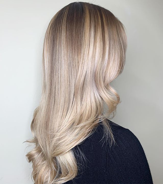 It’s all in them little small details 🤩 @jordannacobella @cobellasalon <a href="/wella/">wella</a> @wellahairuk #blondebalayage #blondebabylights #blondebabe #blondehair #hairlove #hairporn #blondeperfection #blondesquad #londonsalon #kensington ift.tt/303SreS