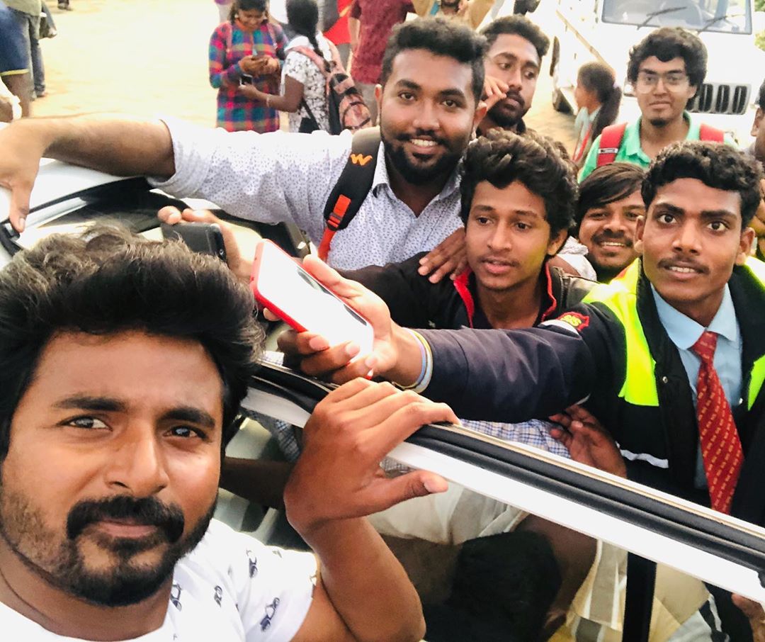 BluruOnlineSKFC's tweet photo. Clicks of our @Siva_Kartikeyan at #Hero shooting spot in bangalore
Wherever u go the love u have earned will follow🤗😍😘 https://t.co/nfw7mmX2g0