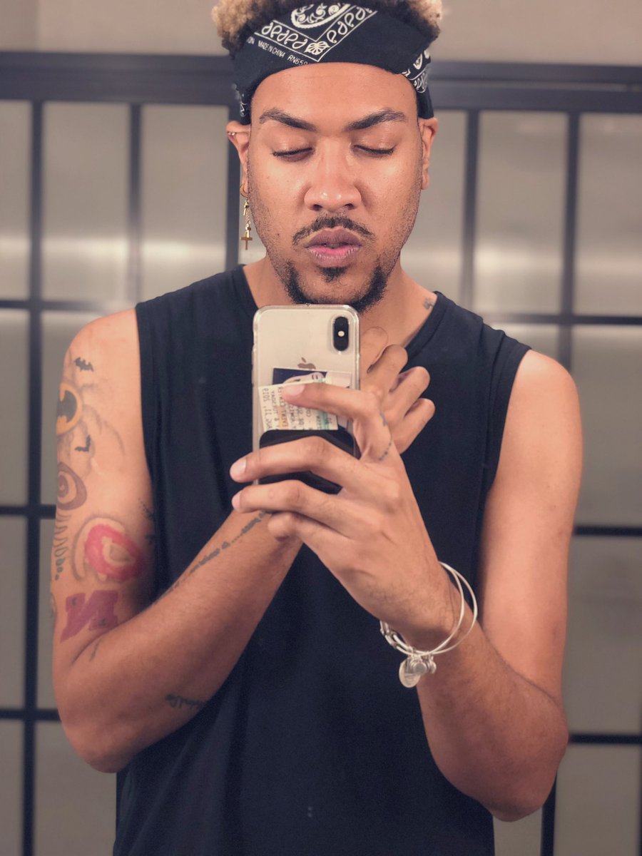 iratrell's tweet photo. Buenos días Fuckers 💋 Bout to go Ruin Someone’s Sons Life #chatlater #Chao 👋🏽 https://t.co/T0FslJSUAK