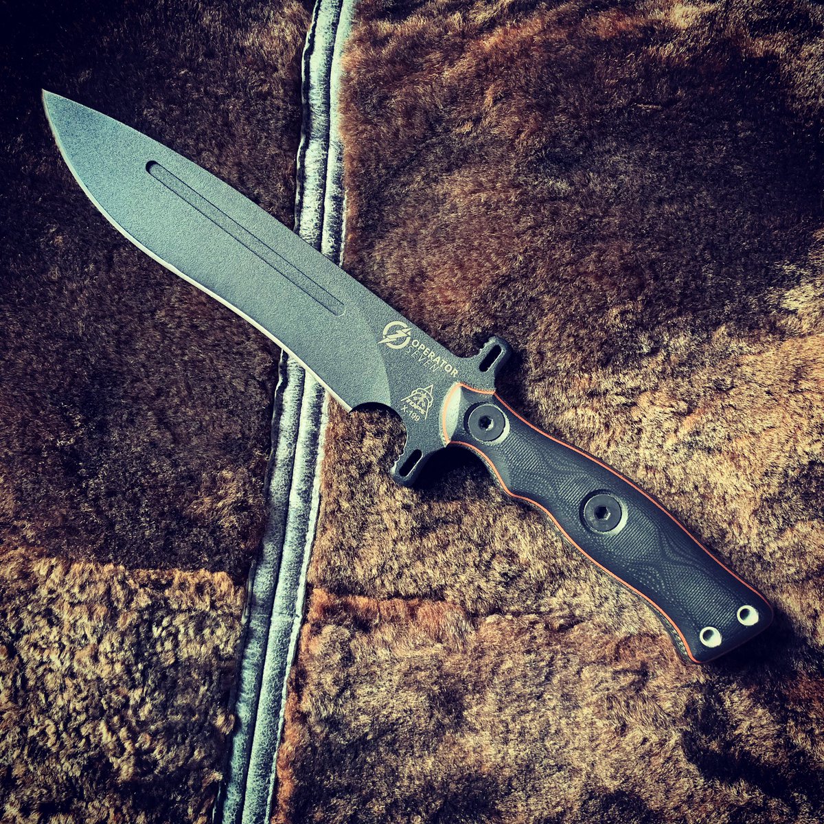 LGDL2's tweet photo. The beast !#TopsKnivesOperatorSeven #BlackoutEdition #TopsKnives #survivalknife #fightingknife #combatknife #TopsOperator7 #bigblades #thebeast https://t.co/0myhLMrLqg