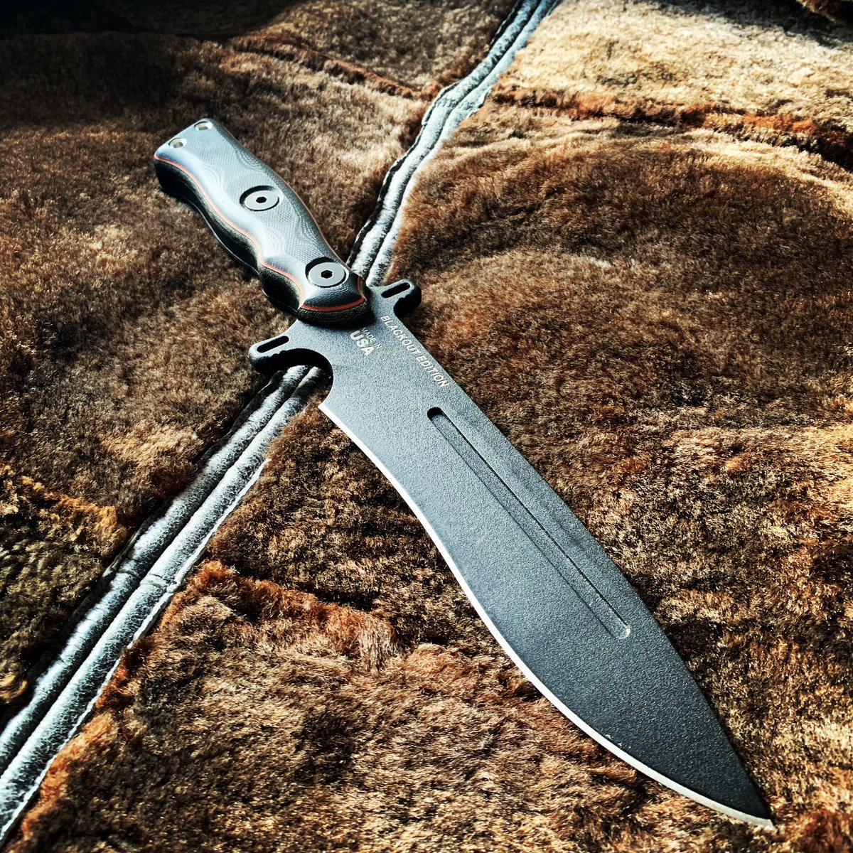 LGDL2's tweet photo. The beast !#TopsKnivesOperatorSeven #BlackoutEdition #TopsKnives #survivalknife #fightingknife #combatknife #TopsOperator7 #bigblades #thebeast https://t.co/diGJCqnozJ