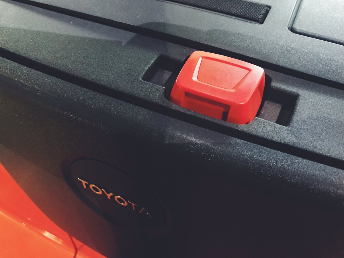 toyota_istif's tweet photo. Kolayca ulaşabilmeniz için makinenin en tepe noktasına yerleştirilmiş, basıldığında motorun gücünü kesen acil durum düğmesi ile elektrikli transpaletinizi anında durdurabilirsiniz.
#toyotaforklift #akülütranspalet #transpalet #acildurum #emergencyswitch https://t.co/OsU9bLRTyL