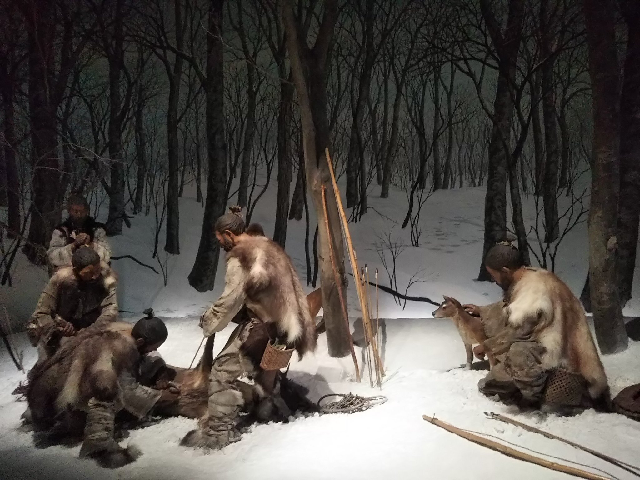 تويتر 黒織部 على تويتر 縄文時代の冬の狩り 獲物をさばく狩人たち 祈りを捧げる男 警戒を怠らない犬 褒められる犬 臨場感がすごい T Co S8arvltxtn