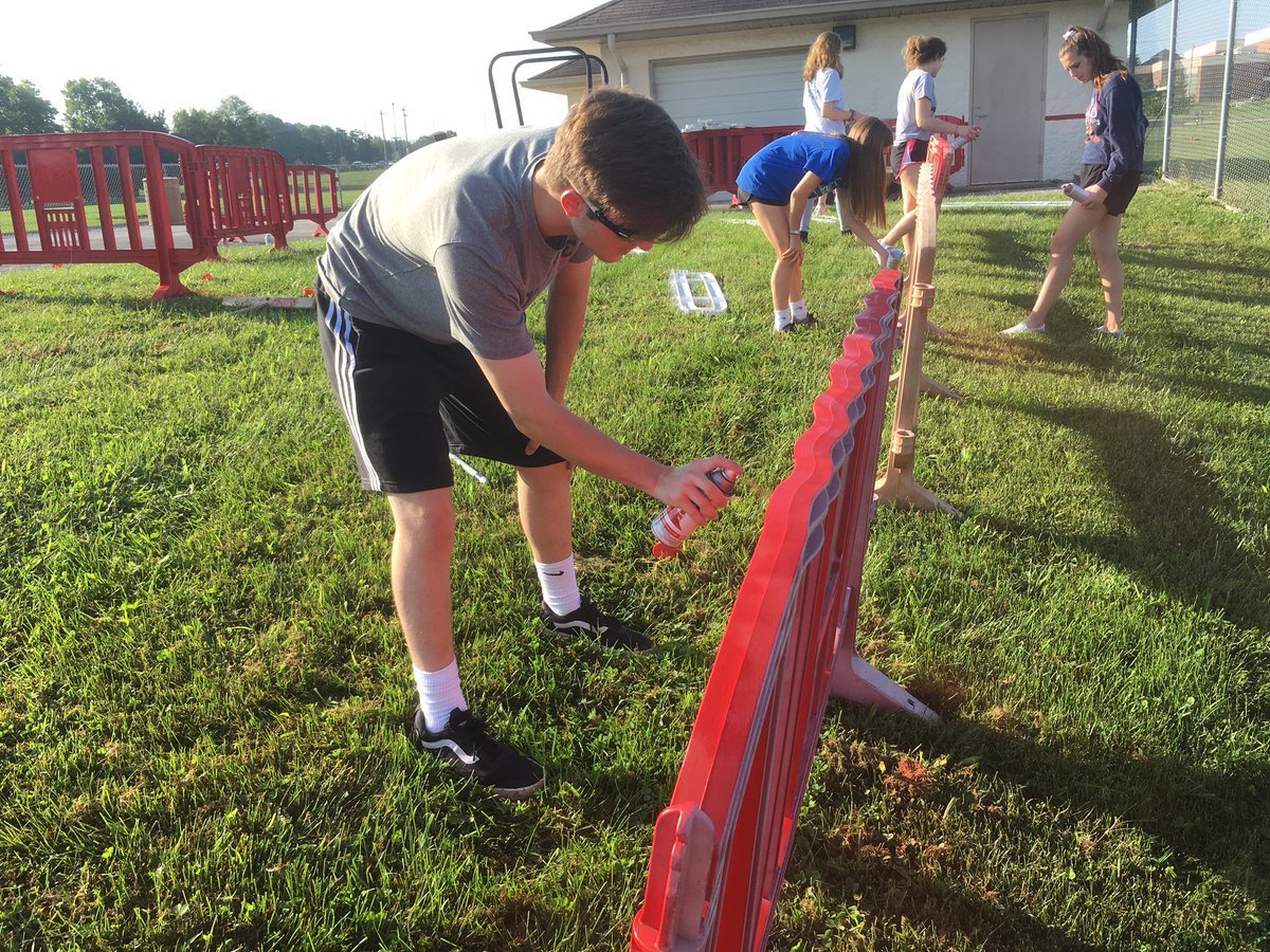AdamGaff's tweet photo. Students are painting the town red with caring! @CenterGroveHS #e3cg #CGDOC2019 #LiveUnited https://t.co/6EUke2uQ9t
